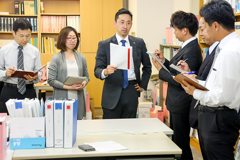 朝の社内ミーティングの様子