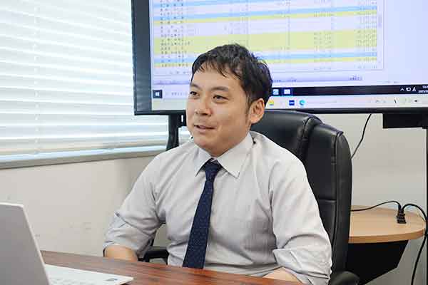 男性スタッフのインタビュー近影