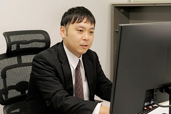 男性スタッフのインタビュー近影