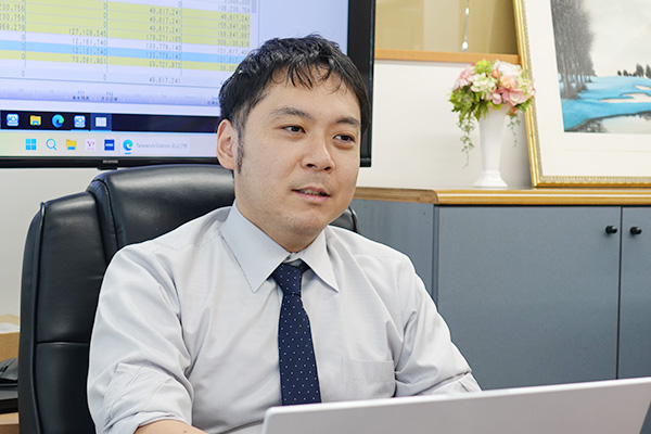 男性スタッフのデスクワークシーン