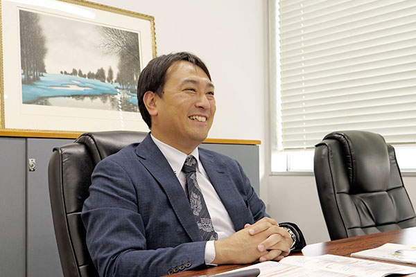 女性スタッフのデスクワークシーン