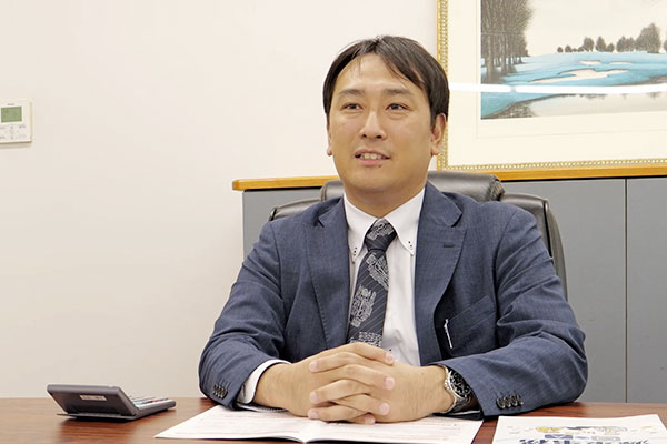 参考書籍を読む女性スタッフ