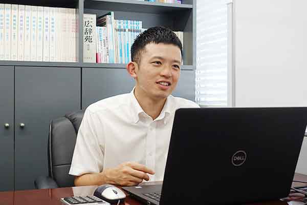 男性スタッフインタビュー近影