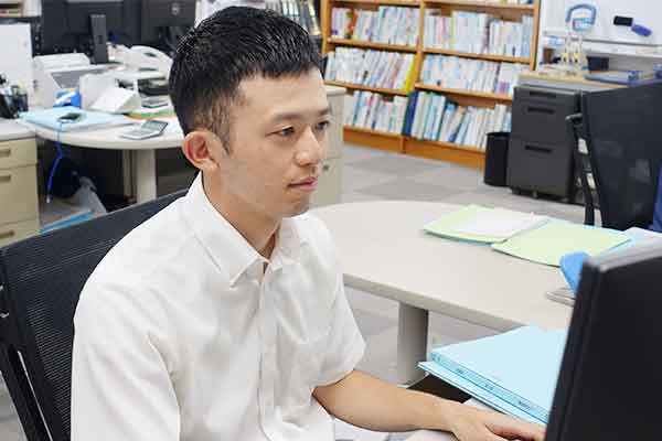 男性スタッフのデスクワークシーン