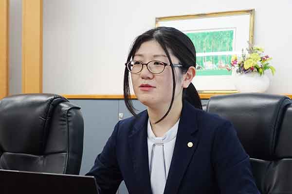 女性スタッフのデスクワークシーン